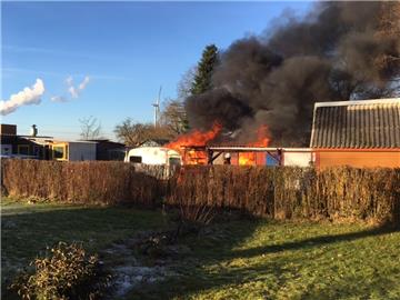 Im Weg 65 brannten ein Schuppen und ein Wohnwagen komplett aus.