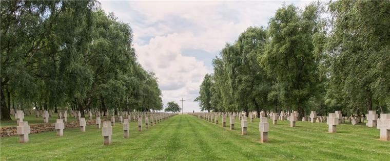 Im Westen Europas, wie hier auf dem Soldatenfriedhof im französischen Bourdon, ist die Suche nach Vermissten abgeschlossen. Im Osten gibt es dagegen noch zahlreiche ungeklärte Schicksale. Der Volksbund Deutsche Kriegsgräberfürsorge sucht nach Angehörigen toter Soldaten.