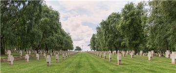 Im Westen Europas, wie hier auf dem Soldatenfriedhof im französischen Bourdon, ist die Suche nach Vermissten abgeschlossen. Im Osten gibt es dagegen noch zahlreiche ungeklärte Schicksale. Der Volksbund Deutsche Kriegsgräberfürsorge sucht nach Angehörigen toter Soldaten.