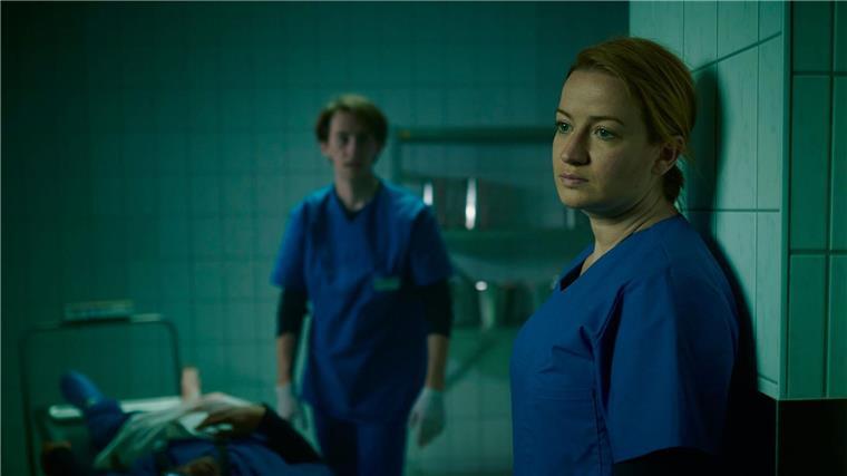 Im ZDF-Krimi „Theresa Wolff - Lost“ steckt Nina Gummich (rechts) als Gerichtsmedizinerin Theresa Wolff in einer gefährlichen Lage: Sie und ihre Kollegen wegen als Geiseln genommen. 