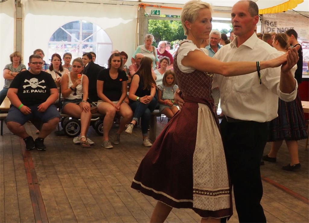 Im Zelt bekamen die Tanzgruppen aus Köhlen, Lintig, Bramel, Kichwistedt, Frelsdo...