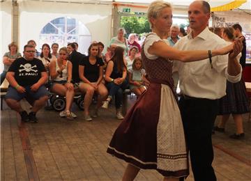 Im Zelt bekamen die Tanzgruppen aus Köhlen, Lintig, Bramel, Kichwistedt, Frelsdo...