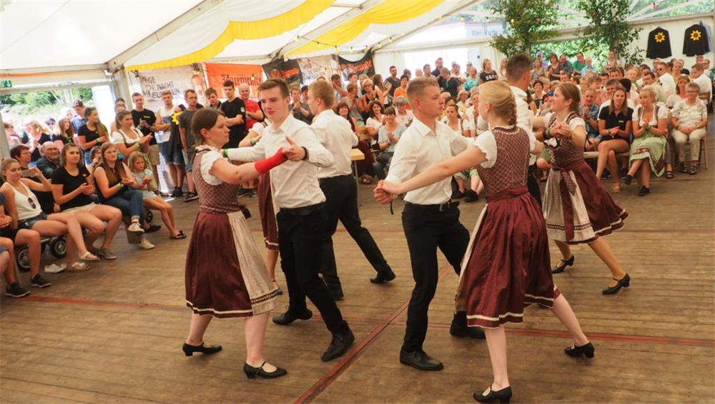 Im Zelt bekamen die Tanzgruppen aus Köhlen, Lintig, Bramel, Kichwistedt, Frelsdo...
