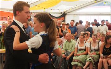 Im Zelt bekamen die Tanzgruppen aus Köhlen, Lintig, Bramel, Kichwistedt, Frelsdo...