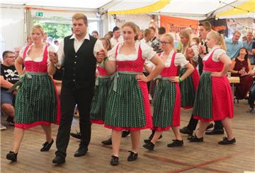 Im Zelt bekamen die Tanzgruppen aus Köhlen, Lintig, Bramel, Kichwistedt, Frelsdo...