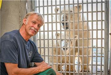 Im Zoo am Meer geht der Tierpfleger Frank Schlepps Ende August in den Ruhestand und muss Eisbärin Valeska mit ihren Kinder Anna und Elsa zurücklassen. Foto Scheschonka