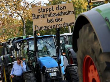 Im Zuge bundesweiter Bauernproteste werden am Dienstag auch in Bremerhaven Traktoren unterwegs sein. 