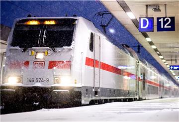 Ein Intercity (IC) der Deutschen Bahn steht an einem Bahnsteig im Hauptbahnhof Hannover. Witterungsbedingt ist der Zugverkehr in weiten Teilen Niedersachsens stark beeinträchtigt.