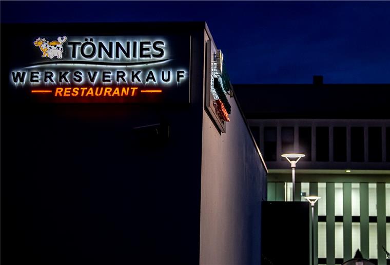 Wegen Corona: Lockdown und Wut im Kreis Gütersloh Im Zusammenhang mit dem derzeit bundesweit größten lokalen Corona-Ausbruch in der Fleischfabrik von Tönnies kommt es im Kreis Gütersloh zu einem Lockdown.