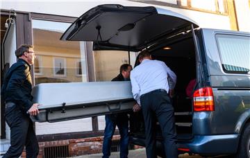 Im Zusammenhang mit dem Passauer Armbrust-Fall haben Ermittler zwei Leichen in Niedersachsen gefunden. Die toten Frauen seien in der Wohnung eines der Passauer Opfer in Wittingen im Landkreis Gifhorn entdeckt worden, sagte ein Sprecher der Staatsanwaltschaft Passau.