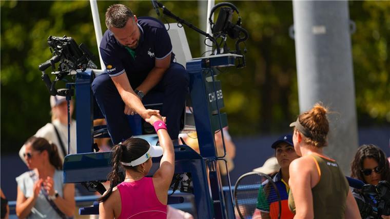 Siegemund bei US Open in Runde drei - Lys gibt auf Im zweiten Satz entschied Eva Lys (l), dass es nicht mehr weitergeht.