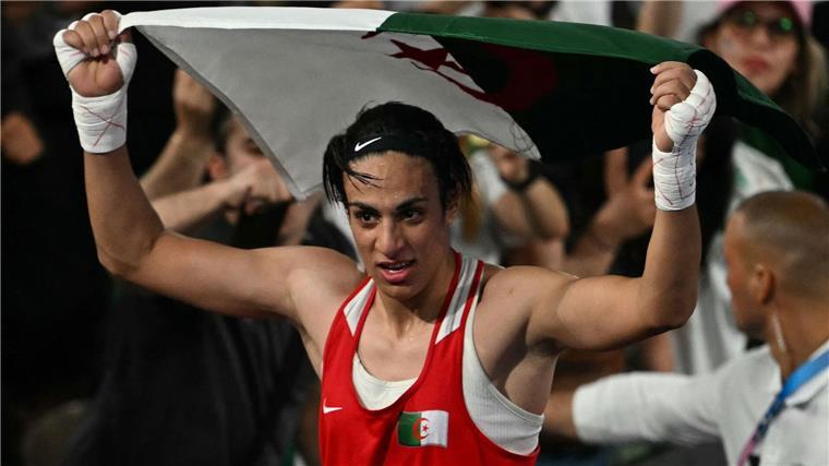 Imane Khelif feiert ihren Olympiasieg und wird zur Fahnenträgerin Algeriens ernannt.
