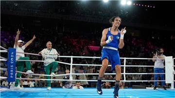 Imane Khelif jubelt über den Finaleinzug bei Olympia.