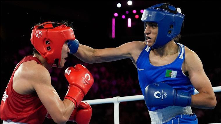 Imane Khelif (r) sieht einen Olympiasieg als „die beste Antwort“ auf die Geschlechter-Debatte.