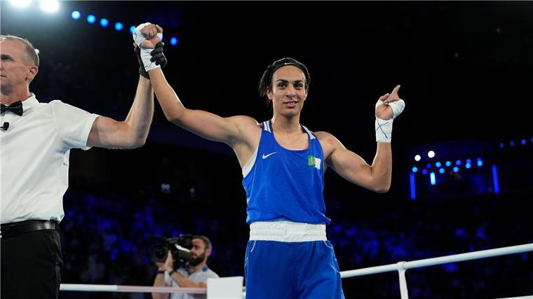 Imane Khelif wird zur Halbfinal-Siegerin ihrer Gewichtsklasse bei Olympia gekürt.