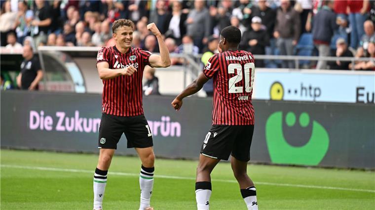 Pichler vor Rückkehr: Hannover 96 „strahlkräftiger als Kiel“ Ime Okon (r, Hannover 96) feiert mit Benedikt Pichler (Hannover 96) sein Tor zum 2:0
