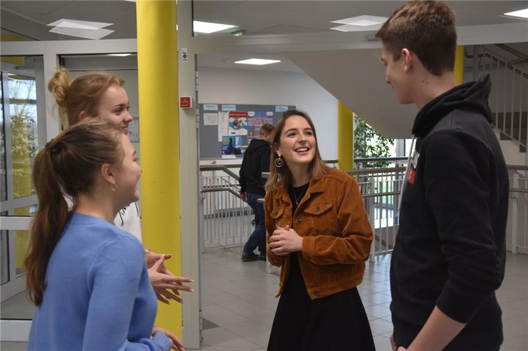 Imke Lohmeyer (Mitte) ist die neue Oberstufenkoordinatorin an der KGS Sittensen. „Ein enger Kontakt zu den Schülern“, sagt die 31-Jährige, „ist mir sehr wichtig.“ Und so steht ihre Bürotür den Schülern und Schülerinnen in der Regel offen.  