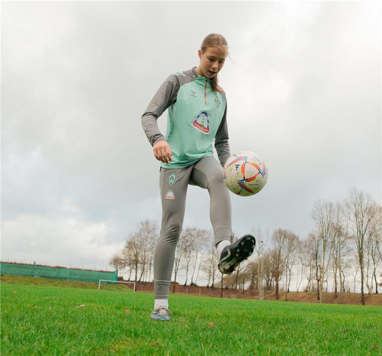 Immer am Ball: Femke Hanschen auf dem Sportplatz in Elmlohe. Dort hat sie mit dem Fußballspielen begonnen.