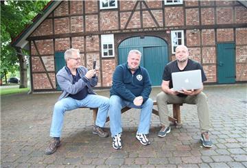 Immer auf der Suche nach neuen Ideen (von links nach rechts): Volker Radau, Timo Gerkens und Michael Teßler vom Heimatverein Beverstedt. Die kleinen Filme, die sie produzieren, kommen immer gut an.