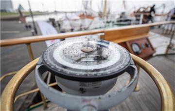 Immer auf Kurs. Das polnische Segelschiff &quot;Dar Mlodziezy&quot; liegt an der...