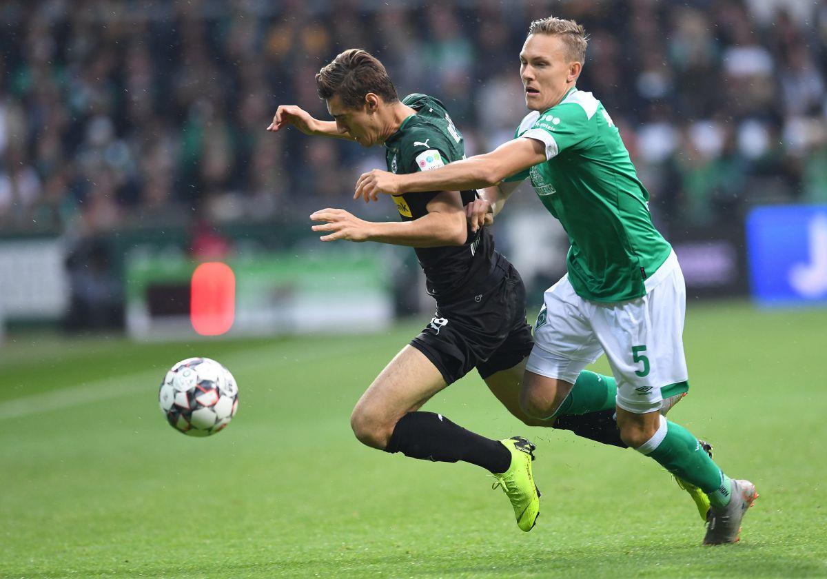 Immer einen Schritt voraus: Bremens Ludwig Augustinsson (rechts) kommt an Gladbachs Michael Lang nicht heran.