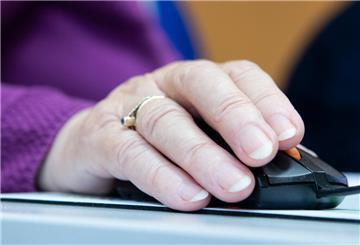 Eine ältere Frau arbeitet am Computer und bedient eine Maus. Immer mehr Arzttermine sind nur noch online buchbar – wer kein Internet nutzt, steht oft vor verschlossenen Türen. Besonders ältere oder gesundheitlich eingeschränkte Menschen sind von dieser Entwicklung betroffen und fühlen sich abgehängt.