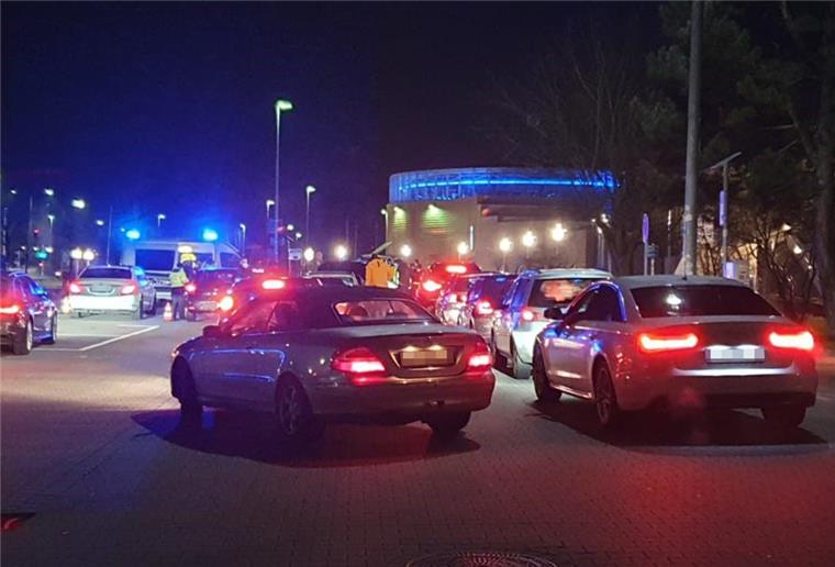 Experte: Ich kann die jungen Autofahrer verstehen Immer mehr Autos: Fahrzeugkontrolle der Polizei auf dem Kaisenplatz Mitte Januar. Die meisten Fahrzeuge waren tadellos - und die Insassen im Wagen verhielten sich ebenso.