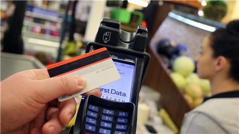 Immer mehr Banken führen die Debitkarte der US-Konzerne Visa und Mastercard als Standardprodukt ein, die oft als Ersatz für die Girocard (früher: EC-Karte) dienen soll. Doch das Bezahlen mit diesen Karten bereitet vielerorts Probleme (Symbolbild).