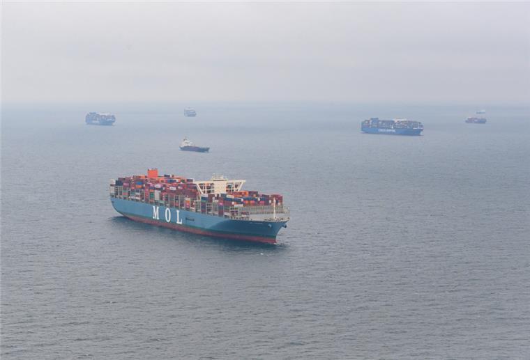 Hafenarbeiterstreik hat Schiffsstau auf Nordsee nochmals verschärft Immer mehr Containreschiffe warten darauf, in deutsche Häfen einfahren zu können.