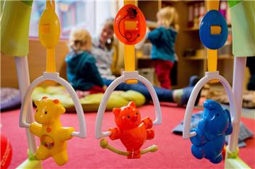 Immer mehr Eltern wollen für ihre Kinder einen Krippenplatz. Doch es fehlt an Erzieherinnen.