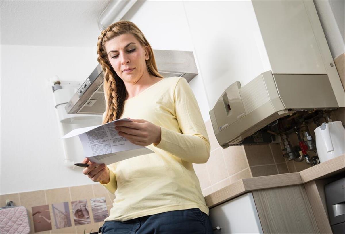 Energievertrag plötzlich gekündigt? Warum Verbraucher jetzt aufpassen müssen Eine Frau sieht sich einen Vertrag an. Immer mehr Energieverträge werden ohne Zustimmung gekündigt. Die Verbraucherzentrale zeigt Betroffenen ihre Rechte – und wie sie sich wehren können.
