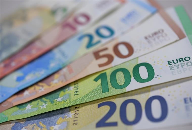 Weltweites Privatvermögen steigt und steigt und steigt.... Immer mehr Geld befindet sich weltweit im Besitz von Privatpersonen. Doch ein Großteil davon ist bei nur wenigen Menschen zu finden.