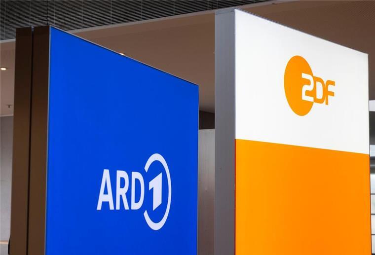 Logos von ARD und ZDF bei der Vorstellung einer gemeinsamen Integrationsstudie von ARD, ZDF und Deutschlandradio. 