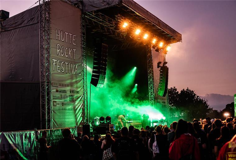 Eine Band spielt auf dem Hütte-Rockt-Festival.