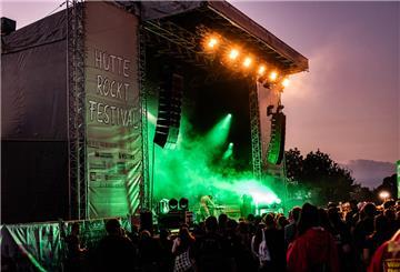 Eine Band spielt auf dem Hütte-Rockt-Festival.