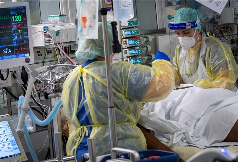 Wer bekommt Zugang zu intensivmedizinischer Behandlung? Ein Patient wird auf der Covid-19-Intensivstation des Klinikum „Rechts der Isar“ von Fachkräften medizinisch betreut.