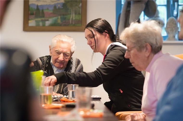 Immer mehr Senioren haben den Wunsch, tagsüber nicht allein zu sein, wenn ihre Angehörigen arbeiten müssen. Tagespflegen bieten Betreuung, Pflege und die Möglichkeit, am gesellschaftlichen Leben teilzunehmen. Die Nachfrage steigt. 