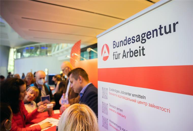Immer mehr ukrainische Geflüchtete nehmen Job auf Immer mehr ukrainische Geflüchtete werden in den deutschen Arbeitsmarkt integriert.