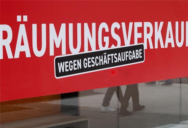 Ein Schild mit dem Hinweis «Räumungsverkauf wegen Geschäftsaufgabe» hängt an einem Bekleidungsgeschäft in der Stuttgarter Innenstadt. 