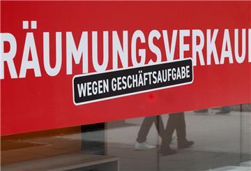  Ein Schild mit dem Hinweis «Räumungsverkauf wegen Geschäftsaufgabe» hängt an einem Bekleidungsgeschäft in der Stuttgarter Innenstadt. 
