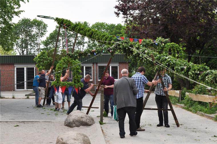 Immer mehr Vereinen fehlen die Helfer, um wie hier an der Grundschule Rodenkirchen einen Pfingstbaum aufzustellen.