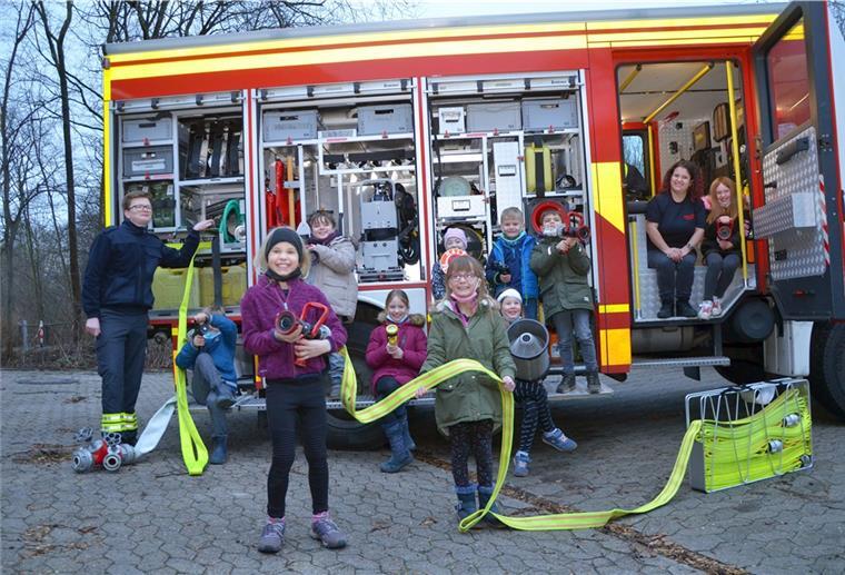 Bremerhavens einzige Kinderfeuerwehr übt in Weddewarden Immer mit Spaß dabei: Die „Feuerfunken“ mit ihren Betreuern Nathalie Zander (2. von rechts) und Thies Renken (links).