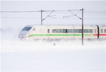 Ein ICE der Deutschen Bahn fährt über die ICE-Trasse Hannover - Berlin und wirbelt Schnee auf. Der Bahnverkehr ist nach den starken Schneefällen beeinträchtigt. 