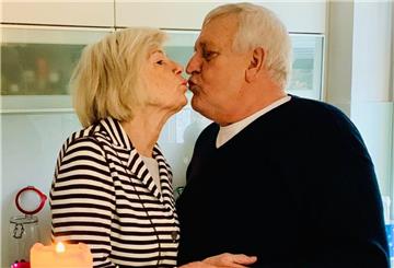 Immer noch genauso liebevoll wie damals: Die Eheleute feiern ihre diamantene Hochzeit.