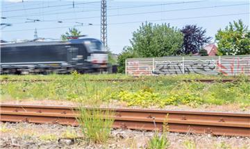 Immer noch Lärmschutzlücken in Bremerhaven: Die Lärmschutzwand in Wulsdorf verzögert sich.
