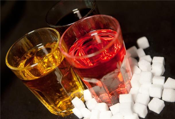Immer noch zu viel Zucker in Limonade und Co. Mehrere Bundesländer sprechen sich jetzt für eine Softdrink-Steuer aus.