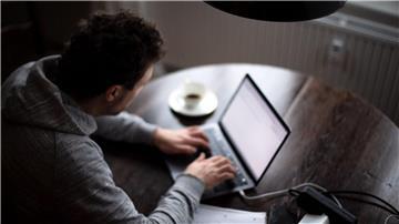 Immer online und immer erreichbar: Die Deutschen verbringen laut einer Studie der Postbank durchschnittlich 71 Stunden pro Woche im Internet.