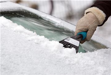 Immer schön freiräumen: Wer seine Windschutzscheibe nicht vollständig von Eis und Schnee befreit, riskiert laut ADAC ein Verwarnungsgeld.