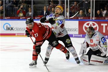 Immer wachsam: hier klärt Pinguins-Kapitän Mike Moore gegen Kölns Frederik Tiffels.
