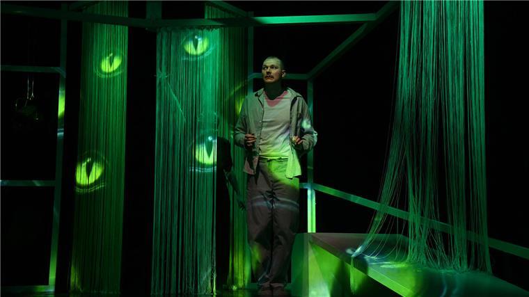 Im Stück „Der Kuss der Spinnenfrau“ brillieren in Bremerhaven die Schauspieler